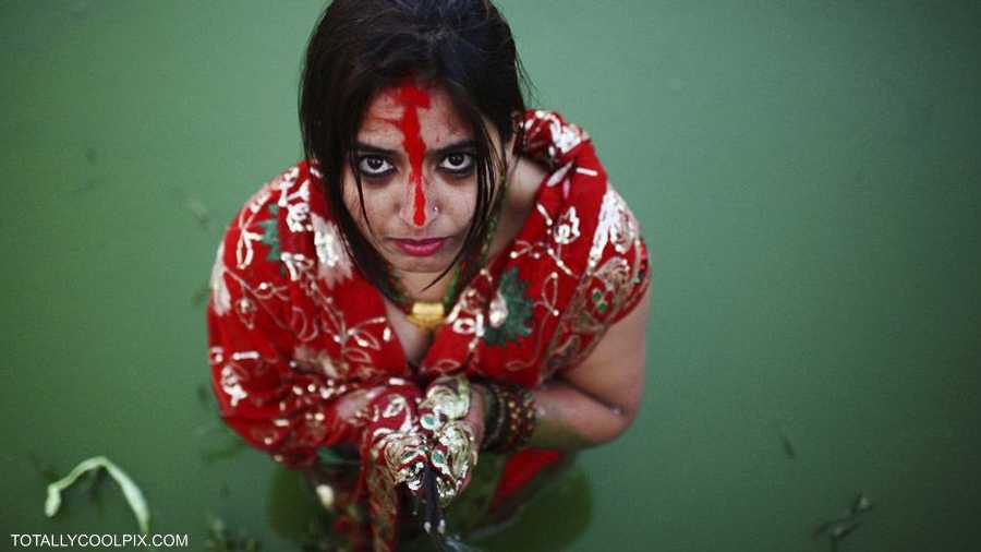 هندوسية تؤدي طقوس الصلاة في نيبال