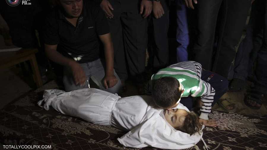 طفل يزرع قبلة الوداع لشقيقته التي قتلت في احتجاجات سوريا