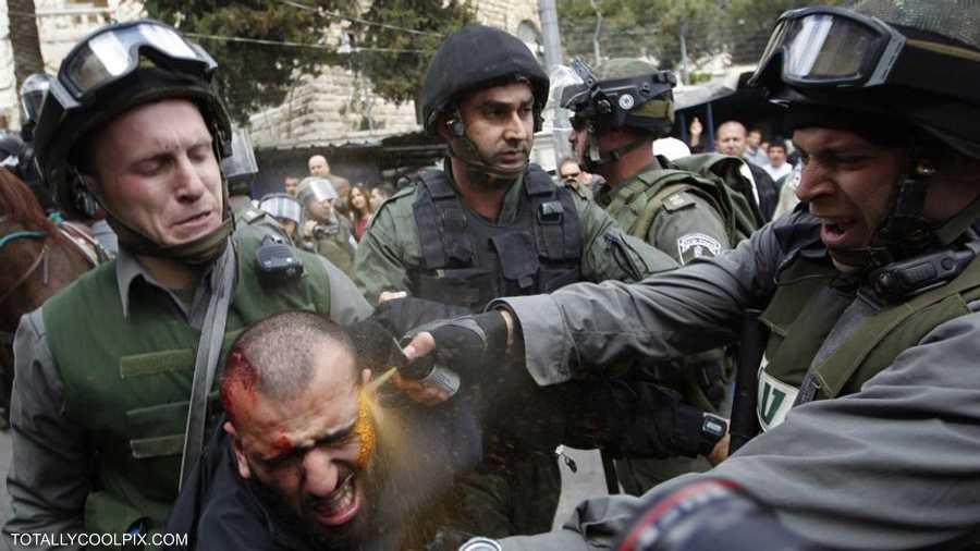 شرطي إسرائيل يرش الفلفل في عيون متظاهر فلسطيني