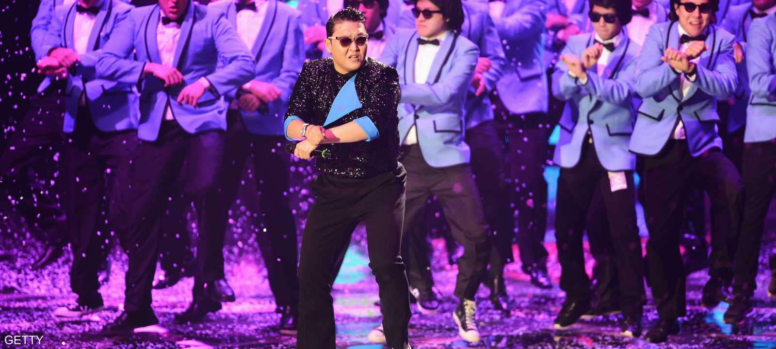 المغني ساي يؤدي رقصة الحصان على أنغام أغنيته غانغام ستايل. (أرشيف)