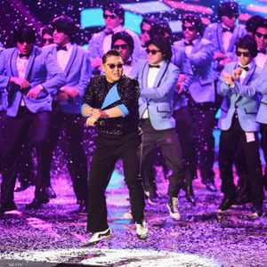 المغني ساي يؤدي رقصة الحصان على أنغام أغنيته غانغام ستايل. (أرشيف)