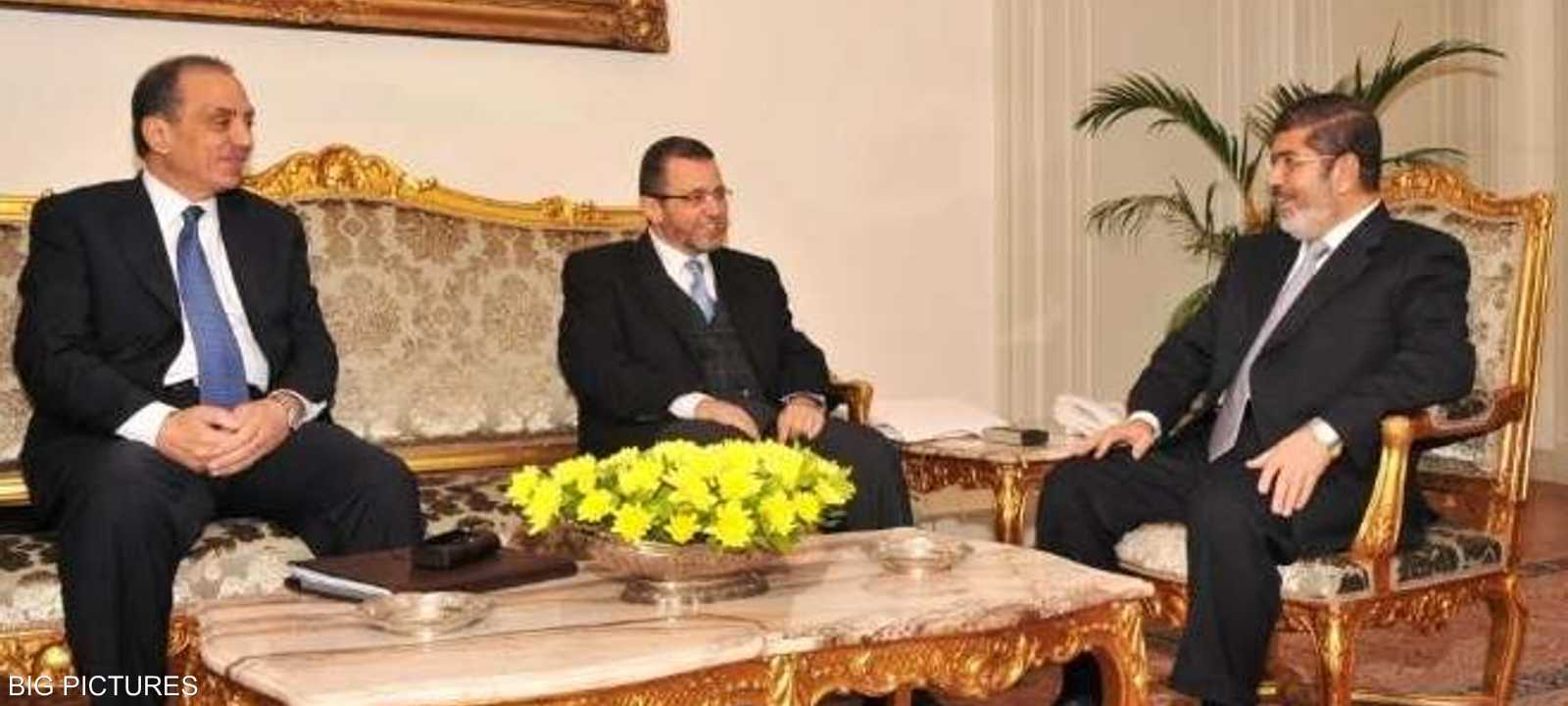 صورة تجمع الرئيس المصري محمد مرسي برئيس الوزراء هشام قنديل ومحافظ البنك المركزي فاروق العقدة إلى اليسار