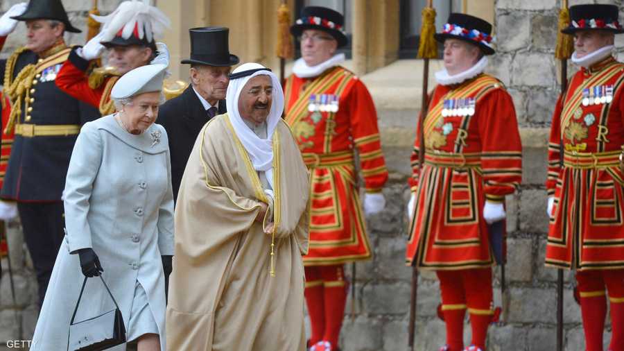 أمير الكويت الشيخ صباح الأحمد الصباح مع الملكة إليزابيث في زيارة للعاصمة البريطانية لندن في نوفمبر