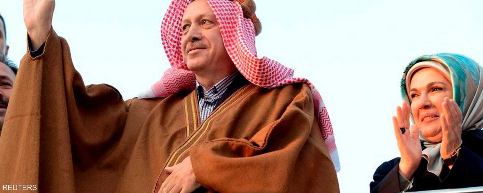 ارتدى رئيس الوزراء التركي، رجب طيب أردوغان، العباية العربية التقليدية خلال زيارة لمخيم أكاكالي للاجئين السوريين على الحدود التركية السورية.