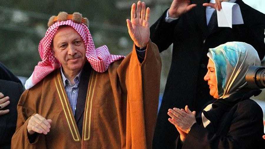 وطلب أردوغان الذي كان برفقة زوجته أمينة، من اللاجئين أن يعتبروا تركيا وطنهم الثاني. 