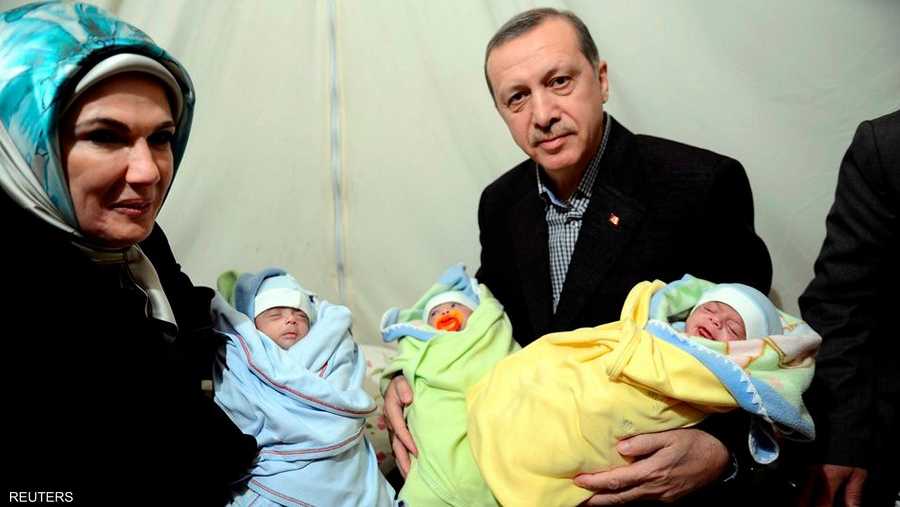 وزار رئيس الوزراء التركي إحدى الأسر في المخيم مهنئا بولادة 3 توائم.