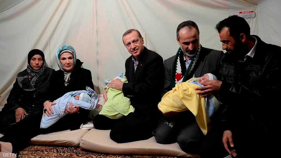 رئيس الائتلاف السوري المعارض، أحمد معاذ الخطيب، رافق أردوغان في جولته في مخيم أكاكالي.