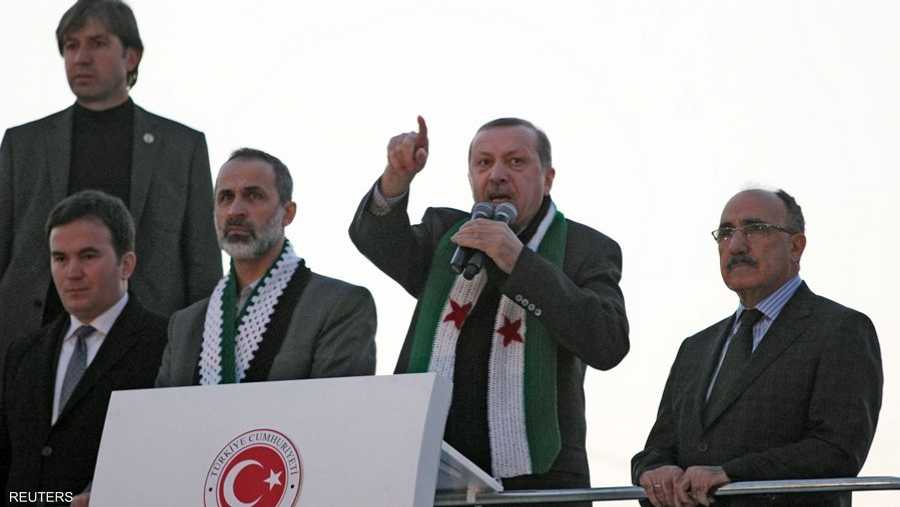 ووضع أردوغان شالا بألوان علم المعارضة السورية.