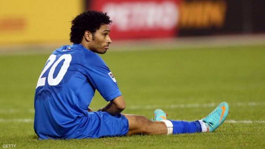 اللاعب الكويتي يوسف السليمان يجلس حزينا بعد خسارة فريقه أمام العراق