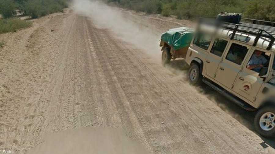 السيارة تواصل سيرها بعد سقوط الحمار