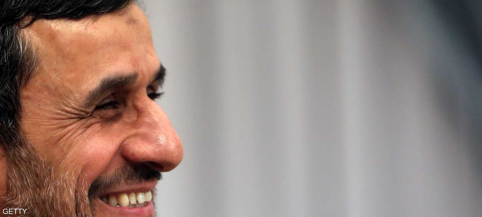 أحمدي نجاد قال إن بلاده تقلل الاعتماد على النفط وتعزز باقي الصادرات.