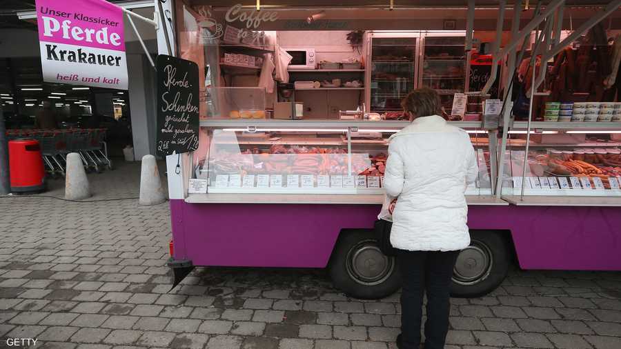 عربة لبيع ساندويشات لحوم الخيل في أوروبا