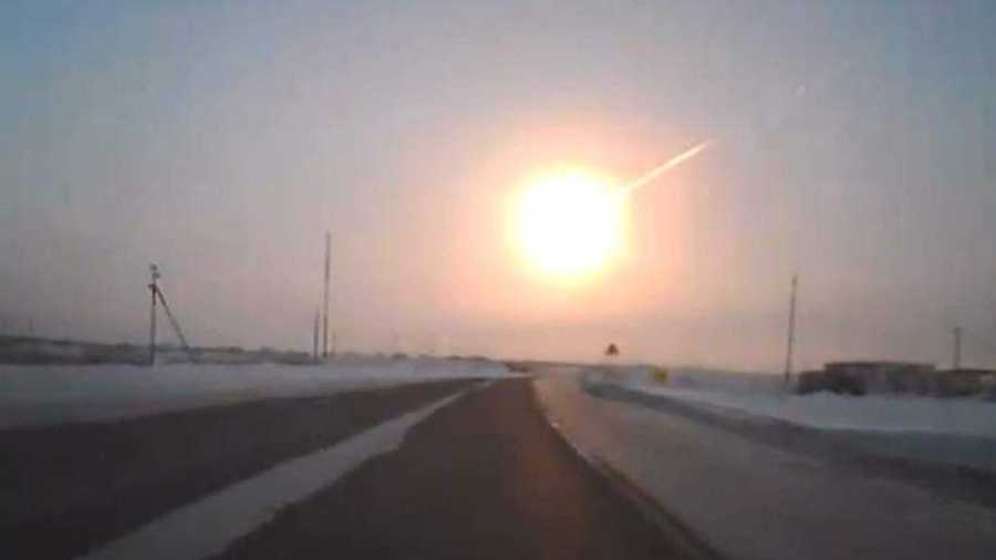 النيزك متوهج في السماء 