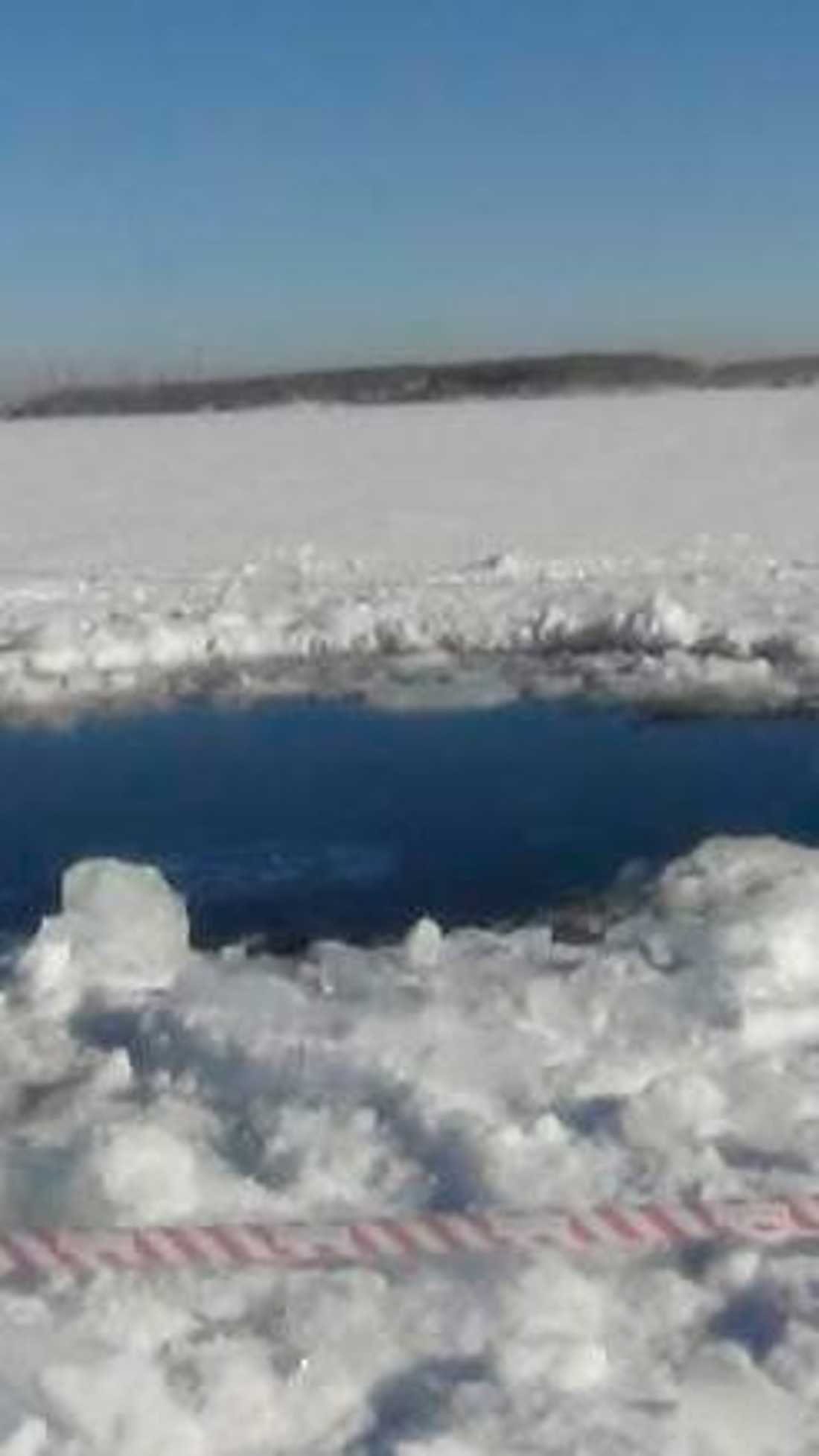 الشرطة الروسية تعاين حفرة في بحيرة تشيباركول أحدثها النيزك