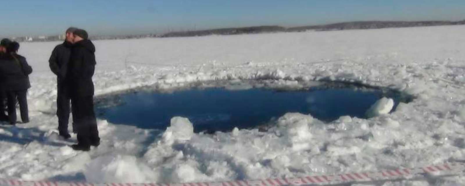 الشرطة الروسية تعاين حفرة في بحيرة تشيباركول أحدثها النيزك