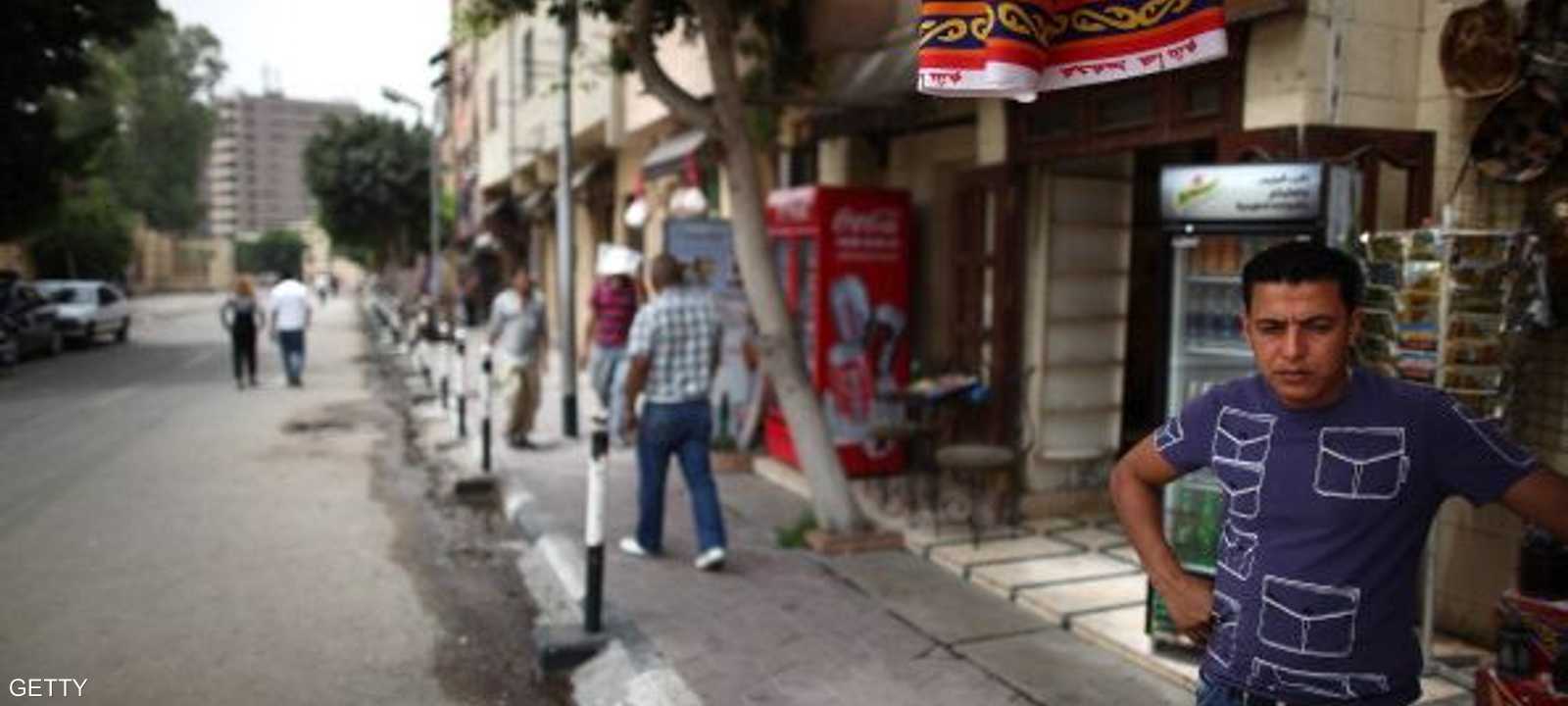 أمام أحد المحال بالقاهرة