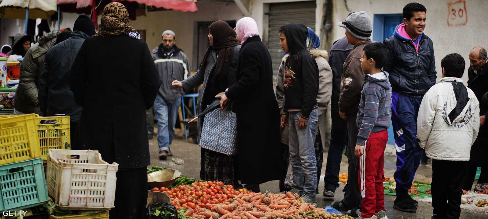 يبتاعون احتياجاتهم من متاجر شعبية بالعاصمة تونس