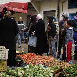 يبتاعون احتياجاتهم من متاجر شعبية بالعاصمة تونس
