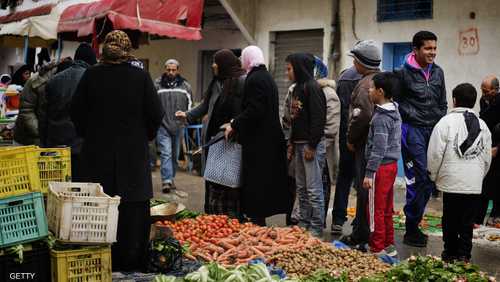 يبتاعون احتياجاتهم من متاجر شعبية بالعاصمة تونس