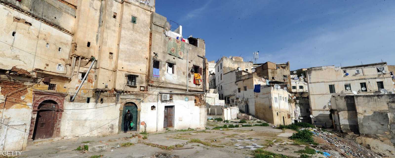 تتكئ القصبة على هضبة تنكسر من على ارتفاع 118متر أزقتها متشعبة وهندسة بيوتها خارجيا وداخليا يعطيها سحرا يرجعك لزمان زاهر قد مضى.