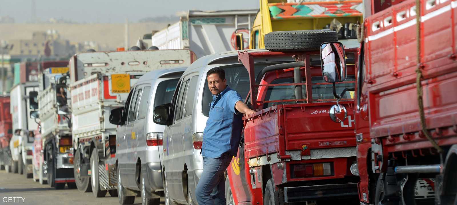 سيارات تصطف أمام محطة للوقود في مصر التي تعاني من أزمة وقود حادة