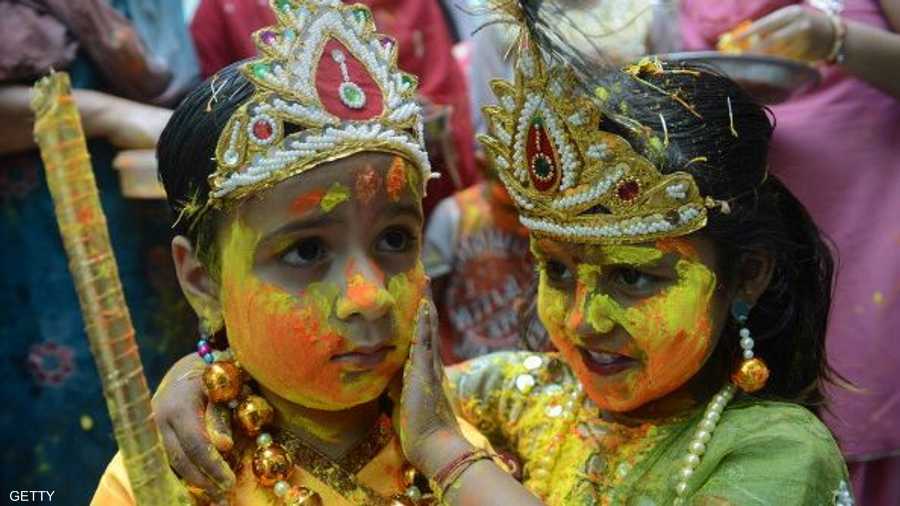 طفلتان هنديتان ترتديان ملابس خاصة بالاحتقال 