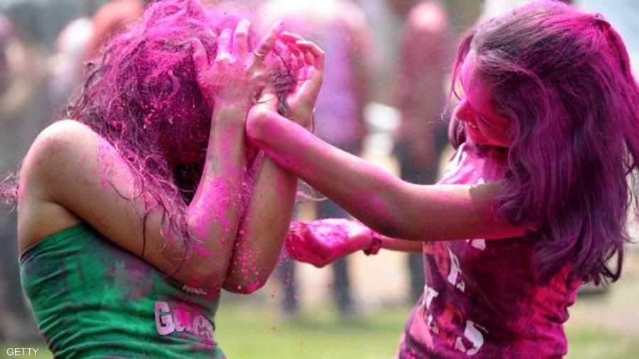 الأطفال يلعبون بالألوان