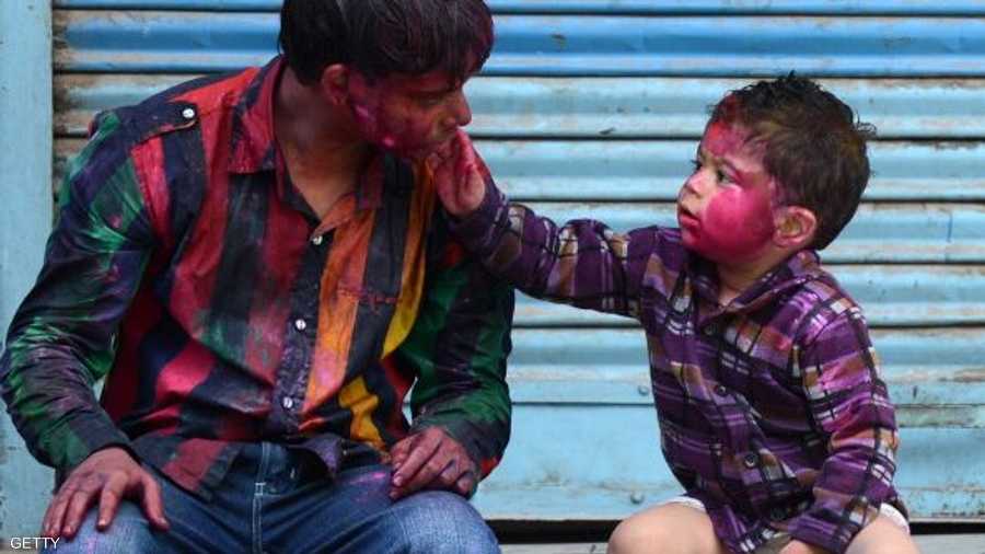 يداعب والده بتلطيخ وجهه