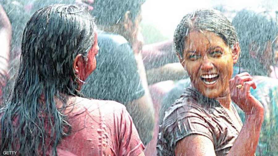 اللعب تحت أمطار من الألوان 