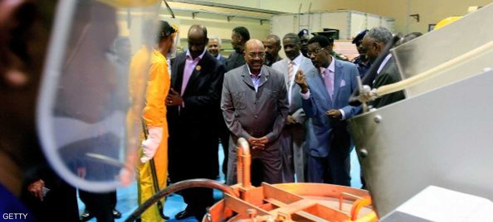 الرئيس السوداني عمر البشير يفتتح مصنعا لتنقية الذهب في الخرطوم - أرشيفية