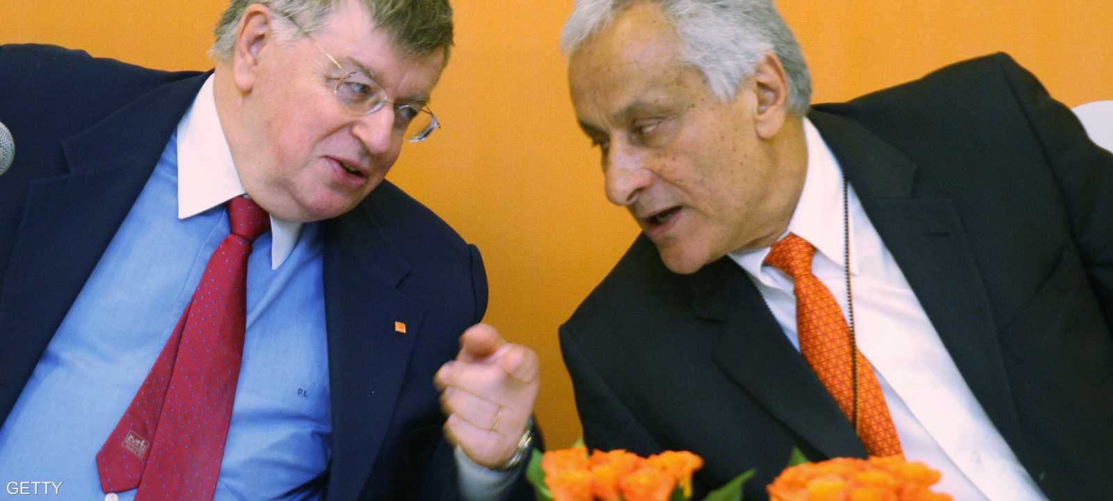 من اليمين رئيس مجلس إدارة شركة موبينيل وعضوها المنتدب إسكندر نبيل شلبي، رئيس مجلس الإدارة والرئيس التنفيذي لشركة فرانس تليكوم ديديه لومبارد - أرشيف