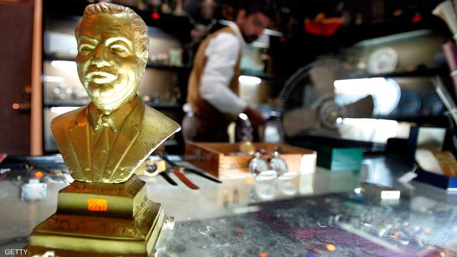 تمثال ذهبي يصور الرئيس العراقي الراحل صدام حسين معروض للبيع في متجر في بغداد