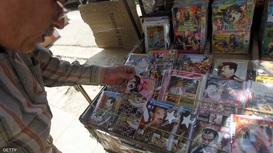 مجلات وجرائد وأقراص مدمجة مازالت تحكي سيرة الرئيس العراقي الراحل صدام حسين وتملأ أرصفة بغداد.