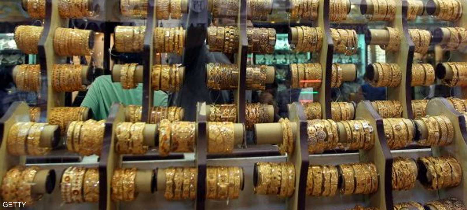 واجهة لمتجر لبيع الذهب حيث سجل سعر المعدن النفيس انخفاضا كبيرا