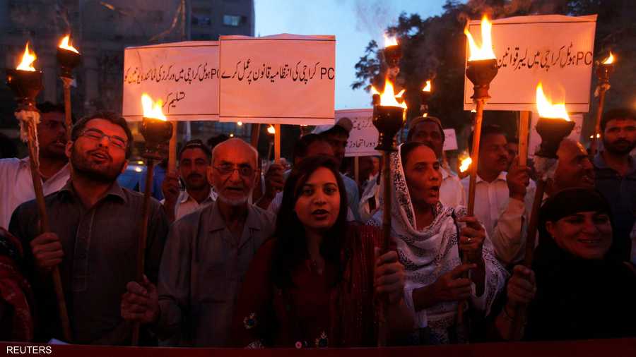 أما في باكستان فكانت التظاهرة في اليوم السابق لعيد العمال وخرجت في كراتشي