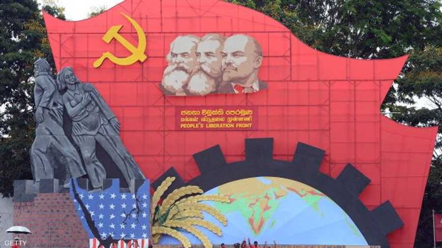 أعضاء في اجبهة التحرير الشعبية في سريلانكا خلال مسيرة بمناسبة عيد العمال