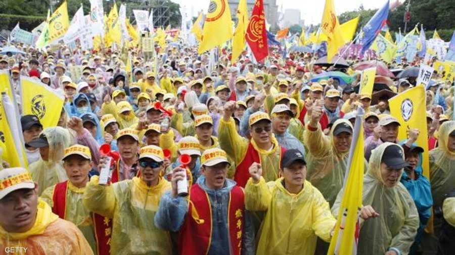 عمال تايوان يحتجون في مسيرة عيد العمال في تايبه