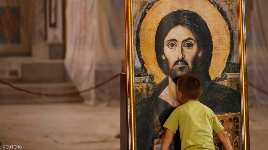 طفل يقبل صورة المسيح في كنيسة سافا في بلغراد