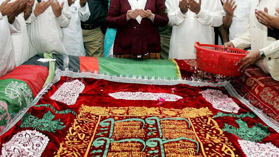 رئيسة الوزراء الباكستانية السابقة بينظير بوتو أمام ضريح أخيها مير مرتضى بوتو والذي اغتيل في سبتمبر 1996.