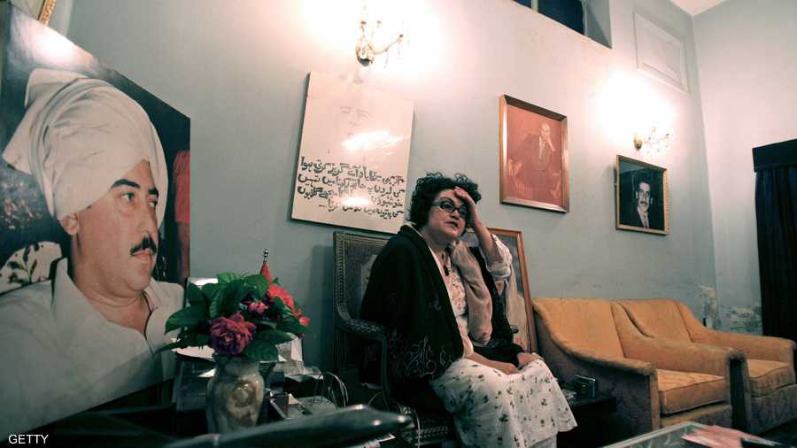 أرملة مرتضى بوتو، شقيق بينظير بوتو، تجلس جوار صورة زوجها في لاركانا في 7 يناير 2008.