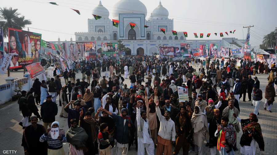 أنصار حزب الشعب الباكستاني يتجمعون أمام المقبرة التي تضم أضرحة عائلة بوتو.