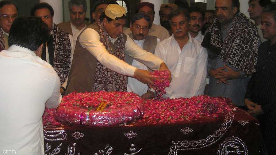 رئيس الوزراء الباكستاني السابق يوسف رضا جيلاني يضع زهورا على قبر بنظير بوتو، بجوار ضريح والدها ذو الفقار علي بوتو في 4 أبريل 2008.