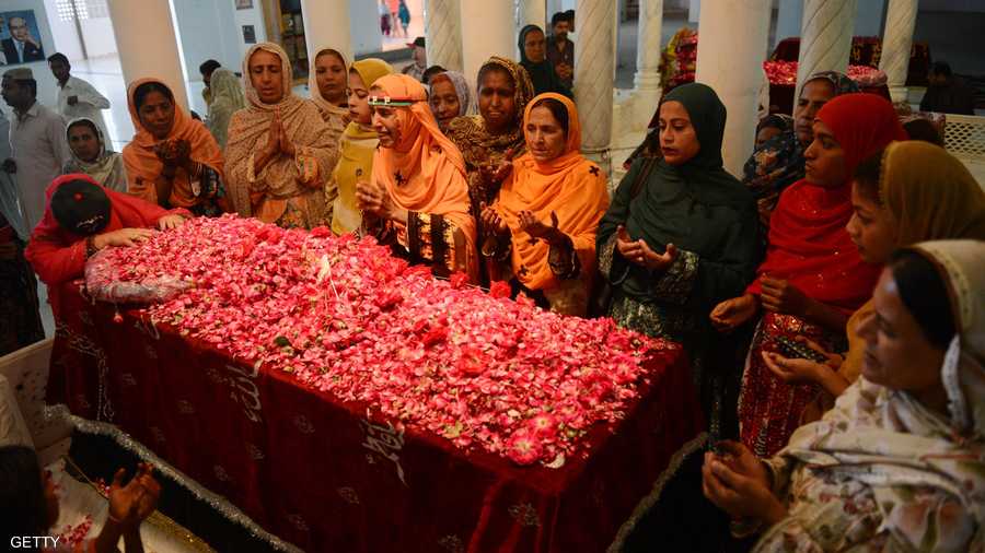 أنصار بنظير يوتو يتجمعون أمام ضريحها في الذكرى السنوية الثالثة لوفاتها في 27 ديسمبر 2010.