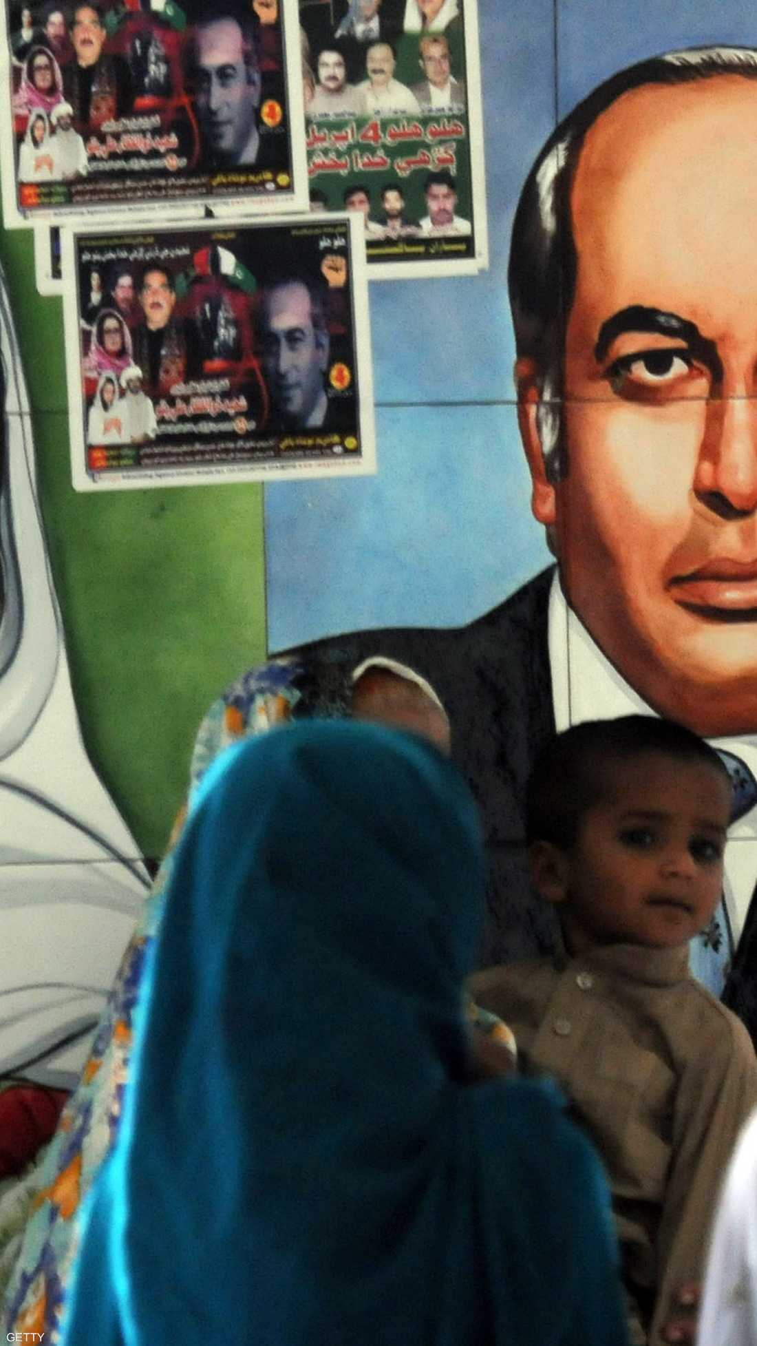 صورة تجمع بنظير بوتو مع والدها رئيس الوزراء السابق ذو الفقار علي بوتو الذي شنق أواخر عهد حكم الجنرال ضياء الحق في العام 1979.