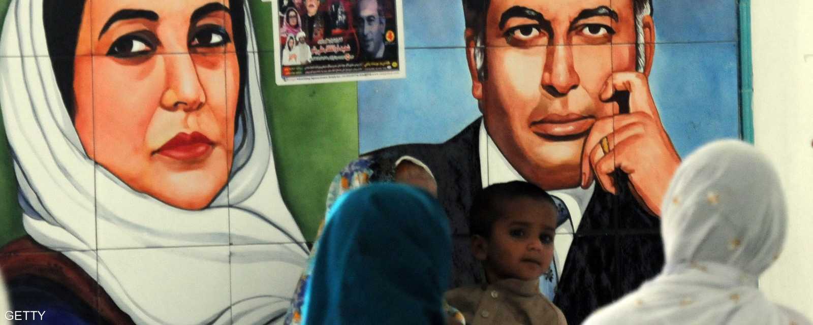 صورة تجمع بنظير بوتو مع والدها رئيس الوزراء السابق ذو الفقار علي بوتو الذي شنق أواخر عهد حكم الجنرال ضياء الحق في العام 1979.