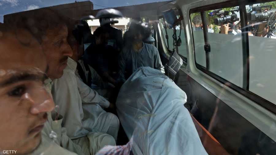 جثمان المدعي العام الباكستاني شودري ذو الفقار مسجى في أحد سيارات الإسعاف قبل تشييعه في 3 مايو 2013.