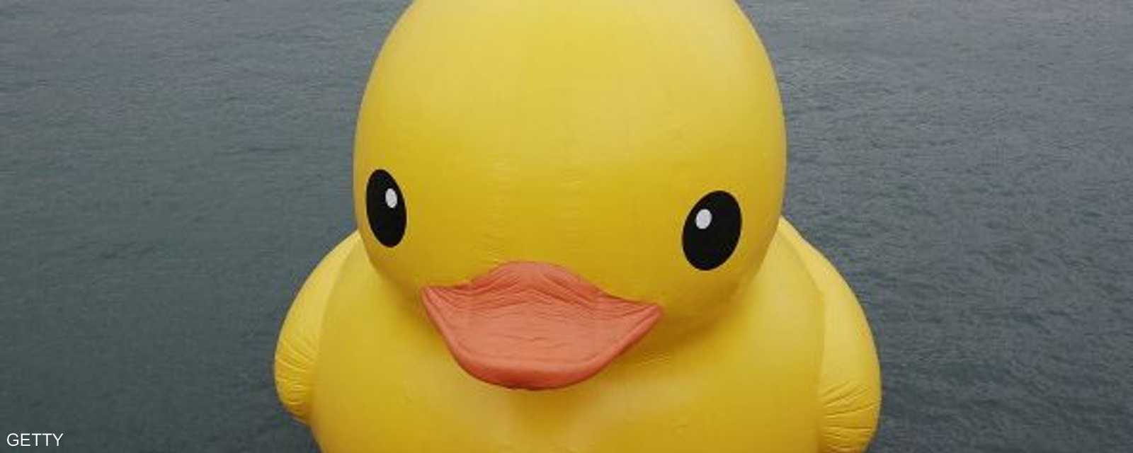 بطة عملاقة صنعت من المطاط لتصنع الفرح للناس