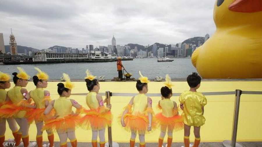 الأطفال يستقبلون البطة على طريقتهم في هونغ كونغ