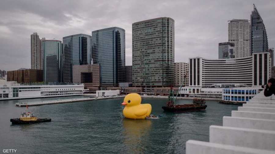 بطة صنعها فنان يؤمن بأن الفن هو لسعادة الناس