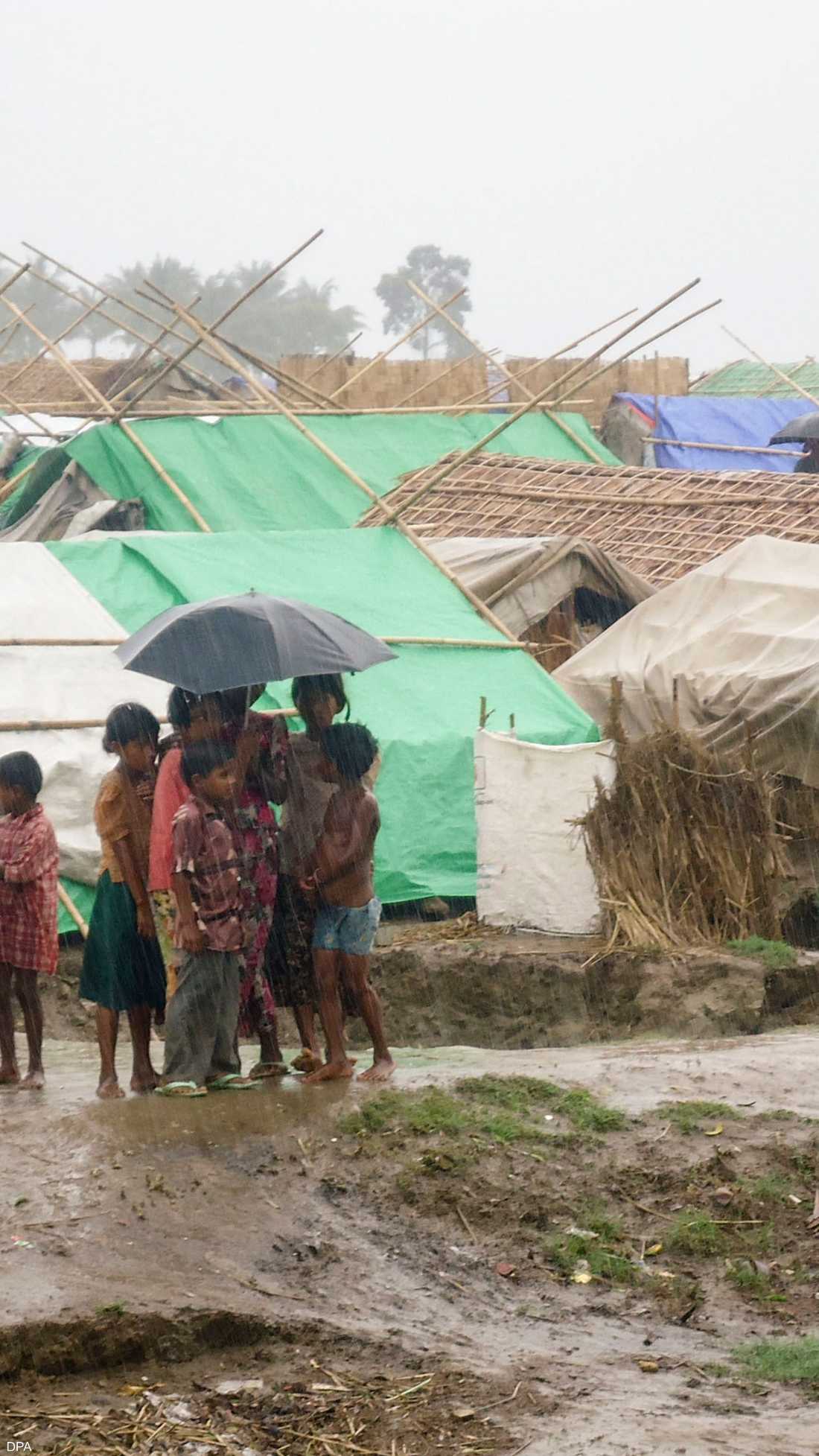 خيام ضعيفة لا تحمي أطفال الروهينغا من الأمطار الشديدة التي تسبق الإعصار